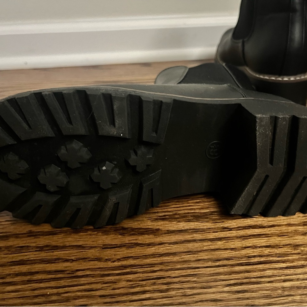 Universal Thread Black Ankle Boots - Picture 4 of 6